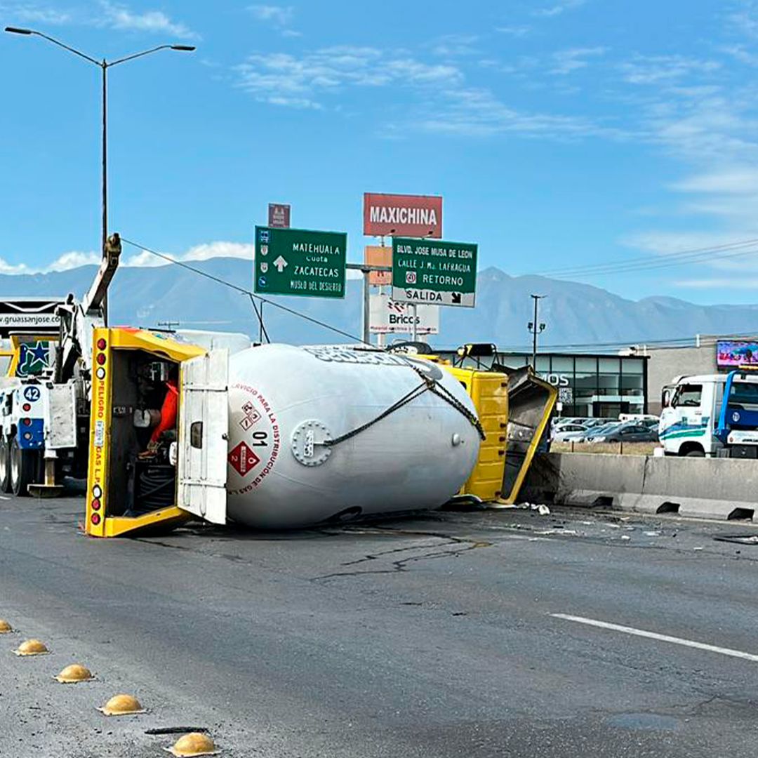 Vuelca Pipa de Gas en Bulevar Nazario Ortiz Garza en Saltillo
